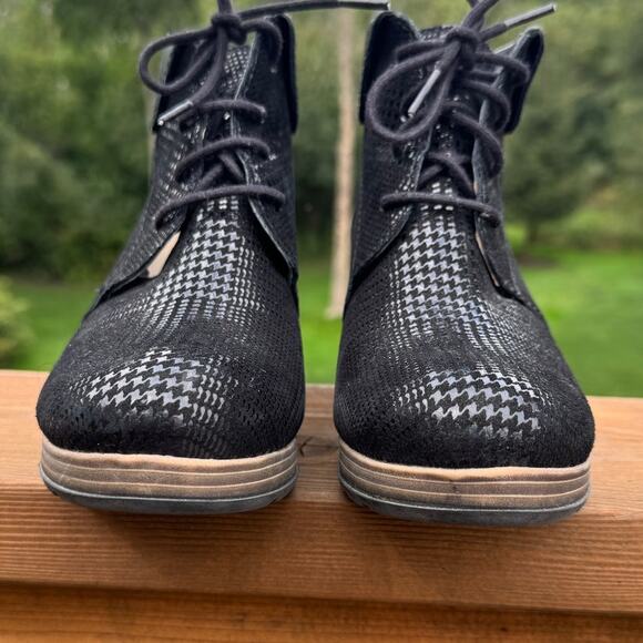 Wolky size 6 (EU 37) Jacquerie Dessin Suede Lace Up Black Shimmer Booties - Picture 7 of 13